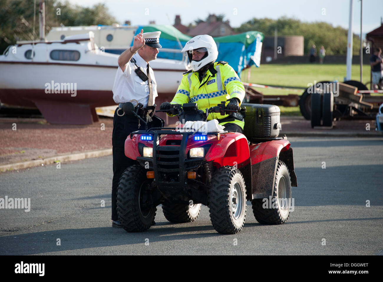 Il sergente di polizia e officer on off road Quad Bike Foto Stock