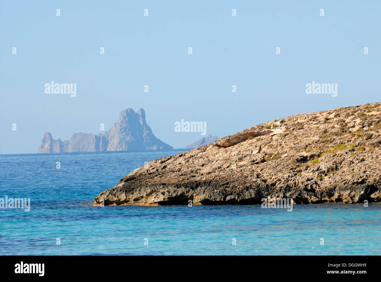 Vista di Es Vedra dalla Spiaggia di Ses Illetes, Formentera Foto Stock