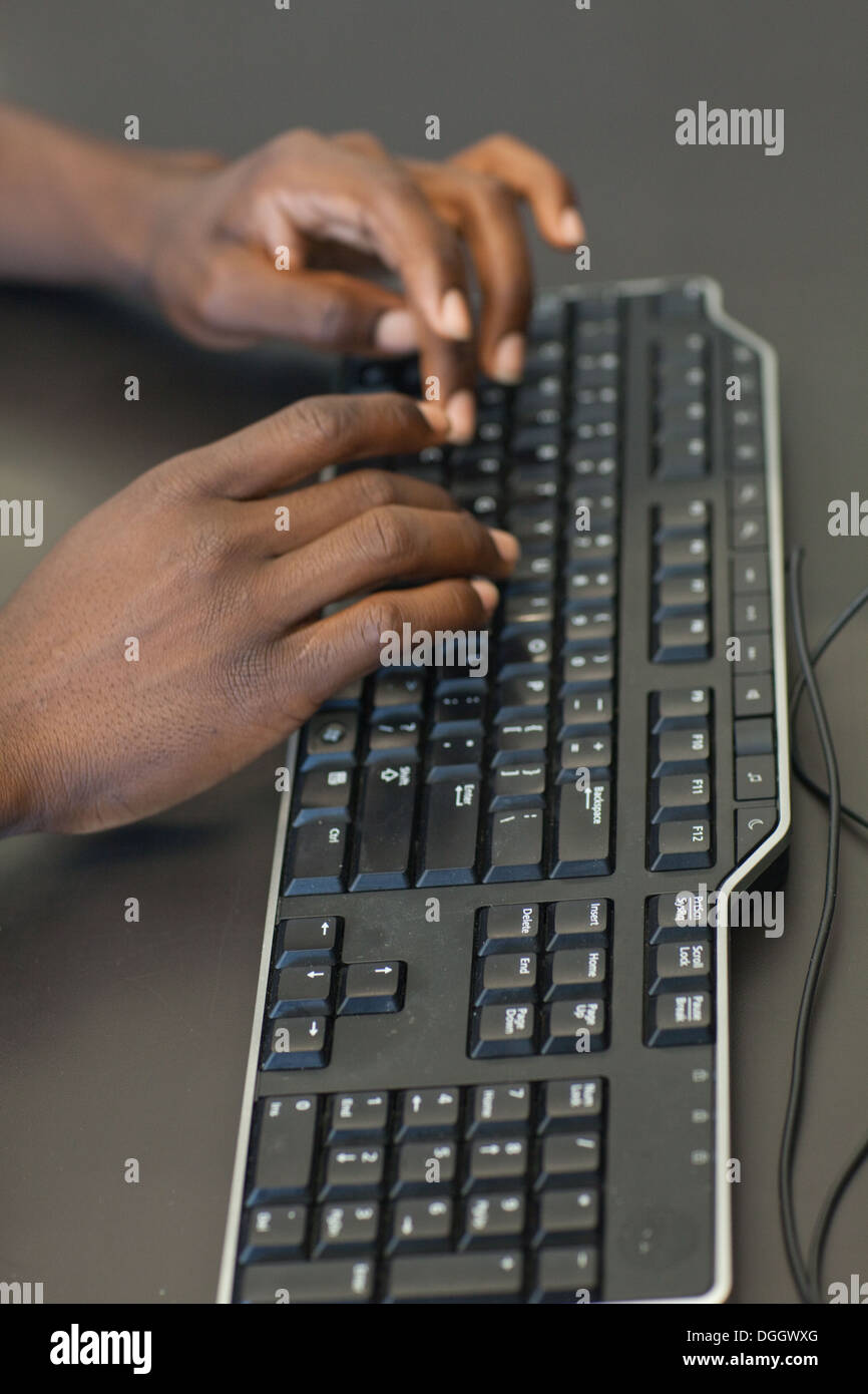Close up americano africano mani digitando su una tastiera. Foto Stock