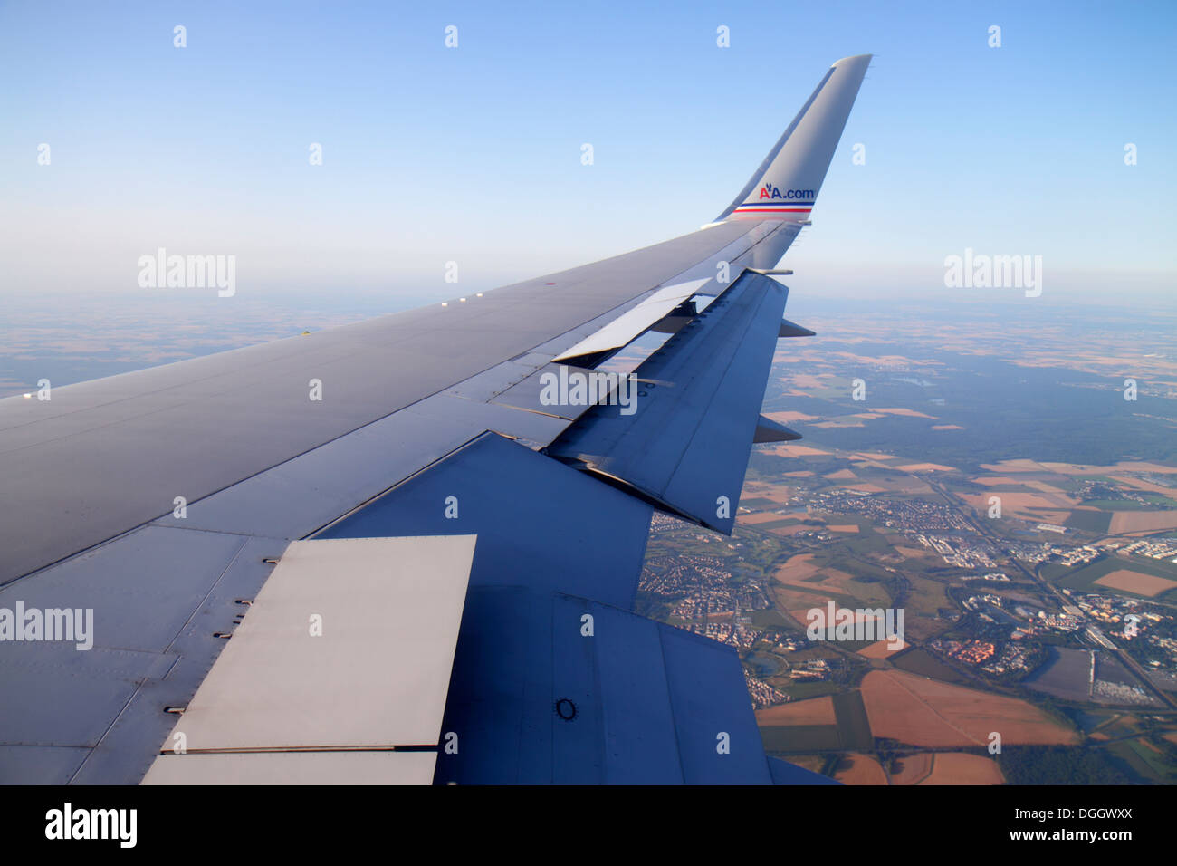 Parigi Francia,American Airlines,ala,flaps up,in volo,vista sul sedile della finestra,vista aerea dall'alto,arrivo,CDG,Aeroporto Charles de Gaulle,France1 Foto Stock