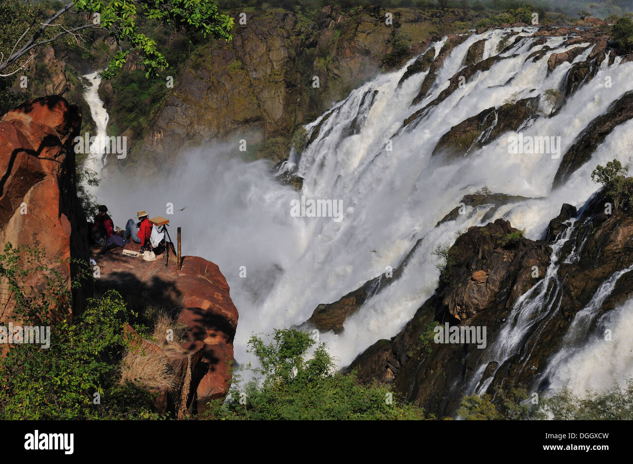 Artista alle cascate Ruacana sul boder tra Angola e Namibia Foto Stock