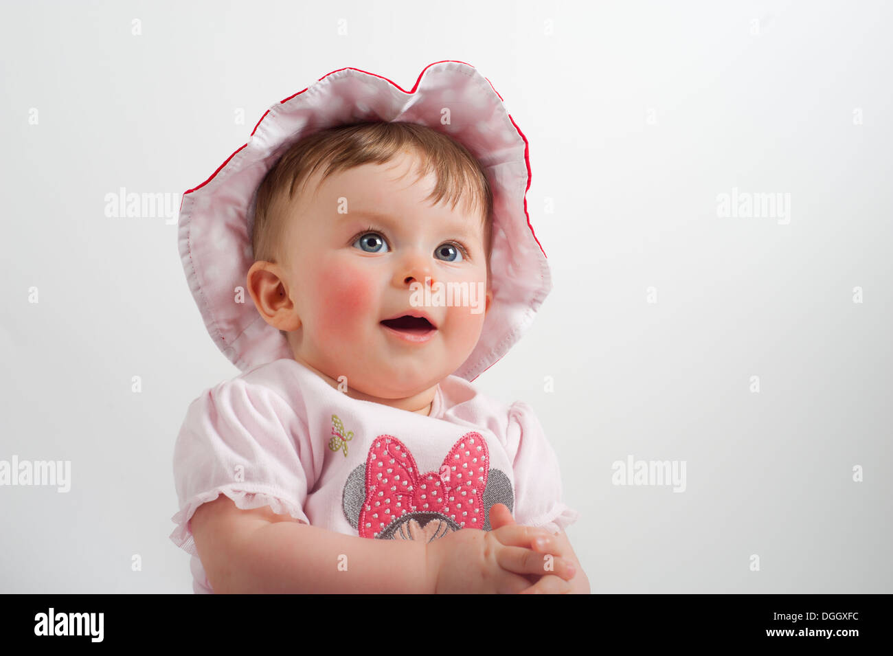 Baby girl vicino indossando il cappello con un grande sorriso Foto Stock