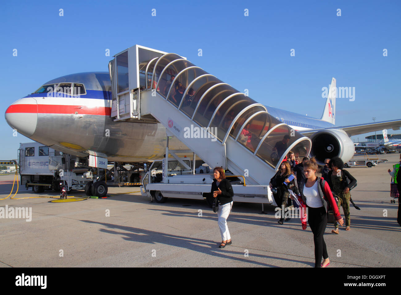Parigi Francia,CDG,Aeroporto Charles de Gaulle,American Airline,arrivo,passeggeri passeggeri passeggeri, passeggeri, passeggeri, sbarco,tarmac,aereo commerciale Foto Stock