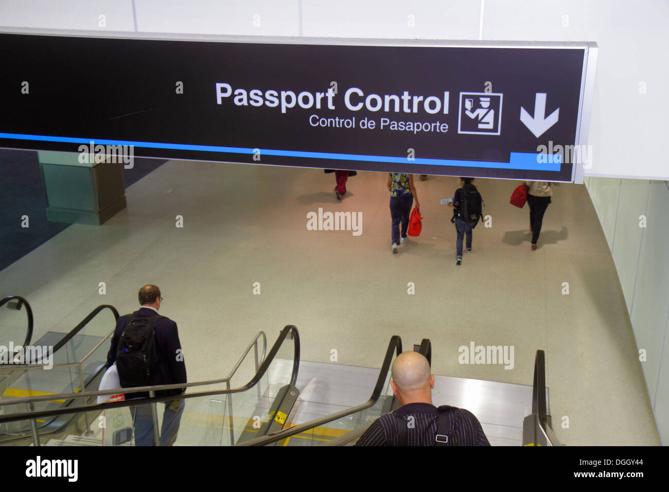 Miami Florida,Aeroporto Internazionale,controllo passaporti,Inglese Spagnolo bilingue,passeggeri in arrivo,dogana,guardando FL130822001 Foto Stock