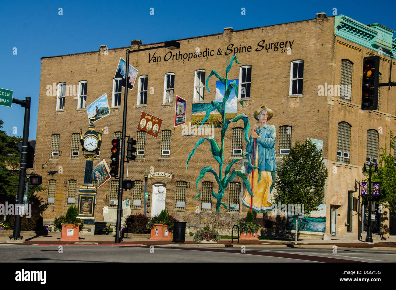 Soldati e marinai Memorial Clock e città murale nel Memorial Park in DeKalb, Illinois, una città lungo la Lincoln Highway. Foto Stock