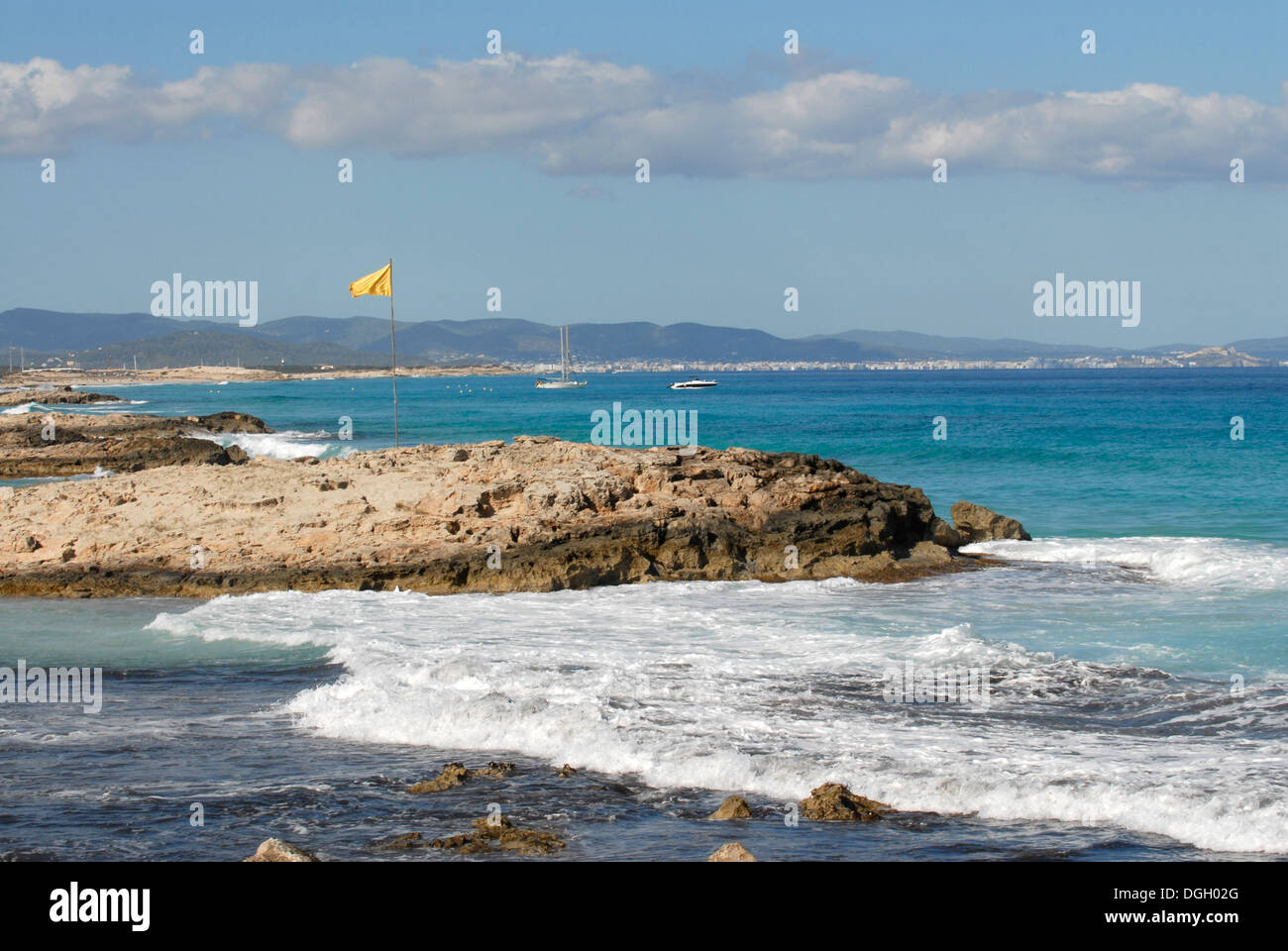 Mare forte e bandiera gialla in spiaggia Levante di Benidorm - Playa de Llevant -, Formentera Foto Stock