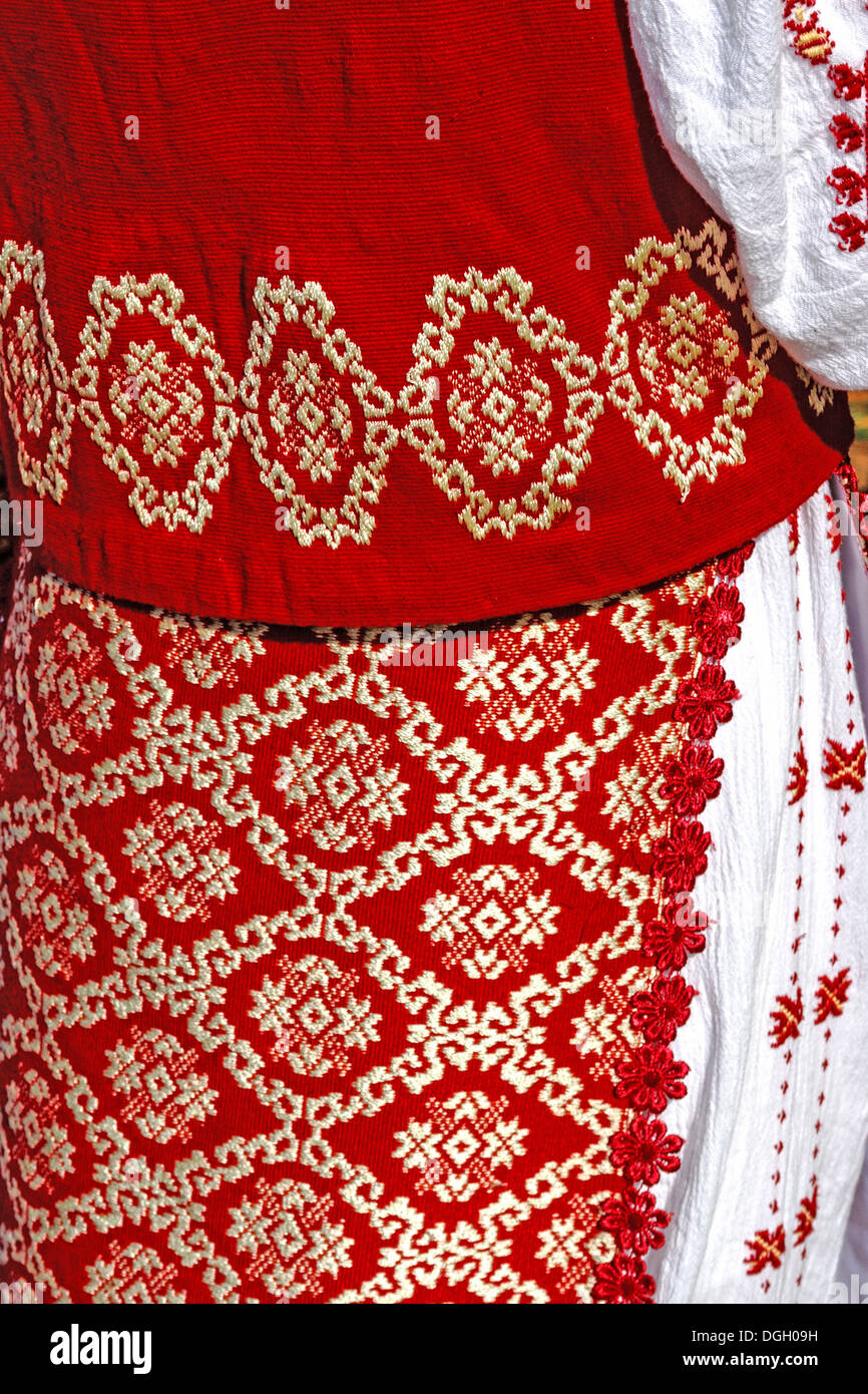 Dettaglio dal tradizionale Rumena costumi folk per le donne, specifico su Banat area. Foto Stock