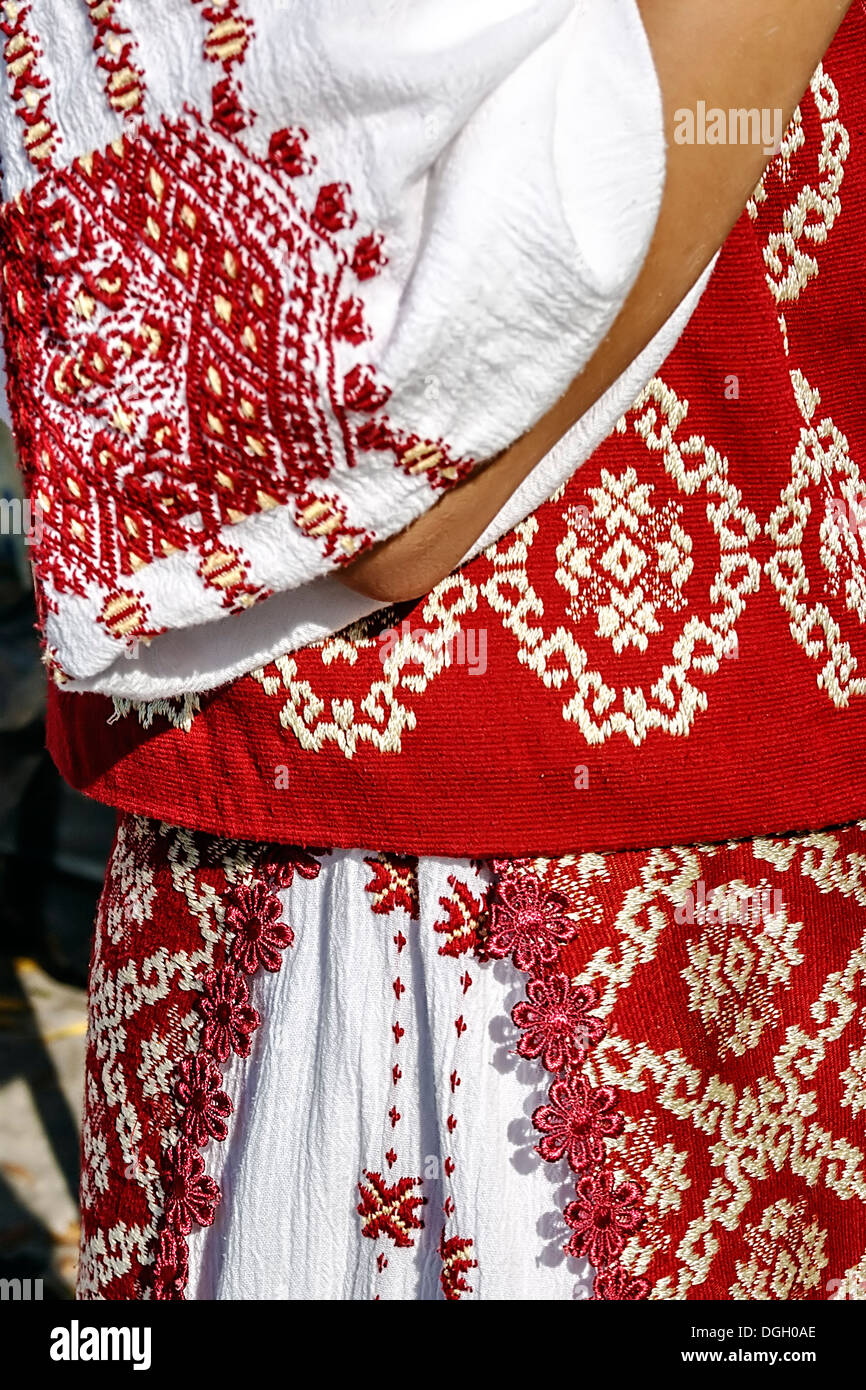 Dettaglio dal tradizionale Rumena costumi folk per le donne, specifico su Banat area. Foto Stock