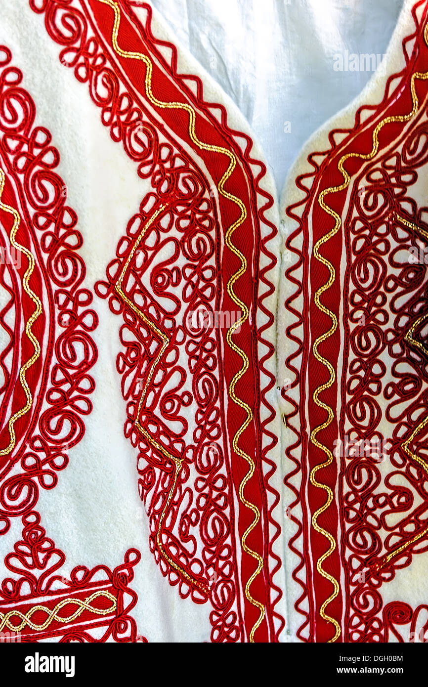 Dettaglio dal tradizionale Rumena costumi folk per le donne, specifico su Banat area. Foto Stock