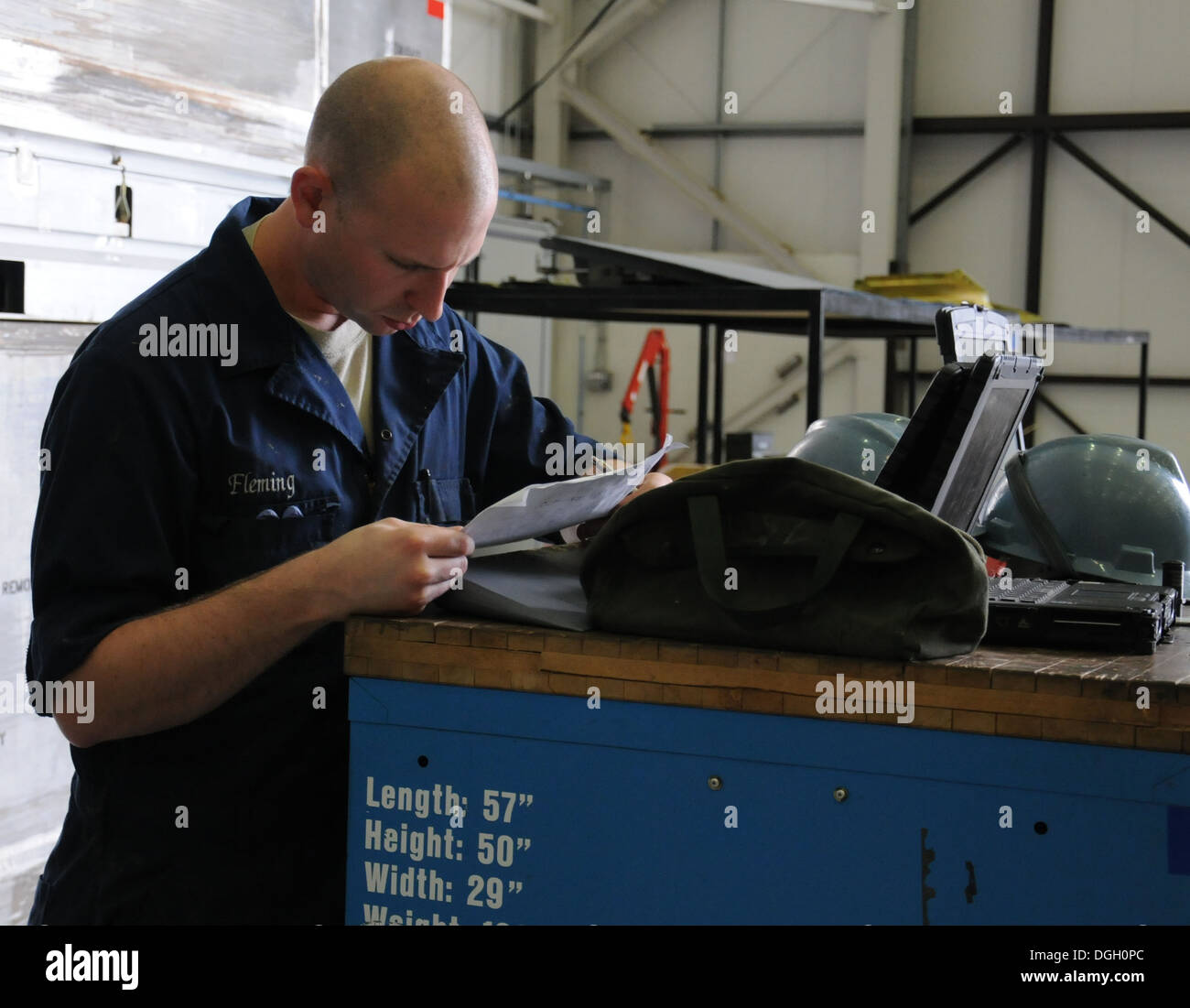 Stati Uniti Air Force Staff Sgt. Jason Fleming, centesimo Manutenzione aeromobili squadrone manutenzione strutturale artigiano da Fort Oglethorpe, Ga., recensioni un elenco di compiti per gli articoli che necessitano di lamiera di riparare il Ott 8, 2013, sulla RAF Mildenhall, Inghilterra. Il centesimo MXS Foto Stock