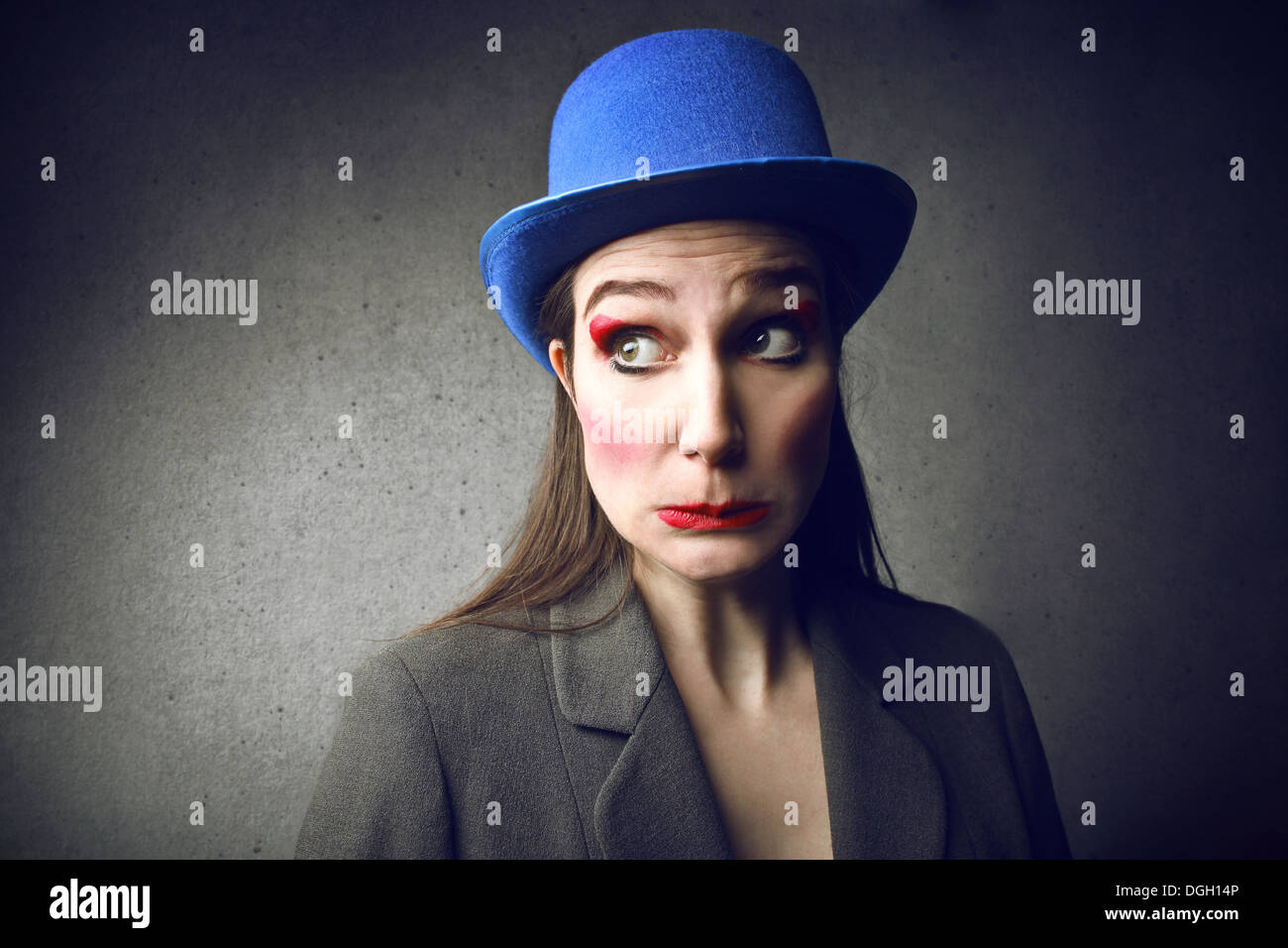 Ritratto di un elegante e sorpreso la donna con un cappello blu Foto Stock