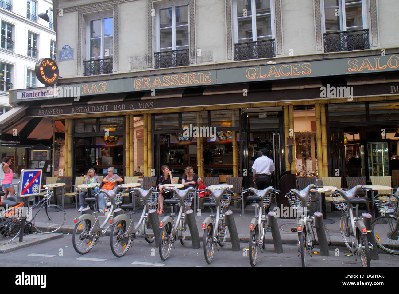 Parigi Francia,9 ° arrondissement,Rue de la Victoire,Velib bike share station,ristorante ristoranti ristorazione caffè caffè, cucina, cibo, caffè, brasserie, Foto Stock