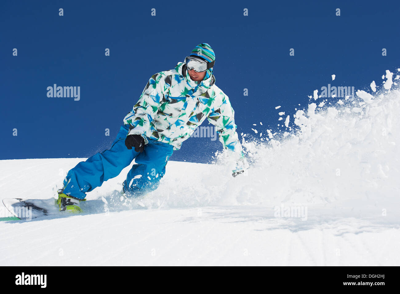 Snowboarder maschio in azione Foto Stock