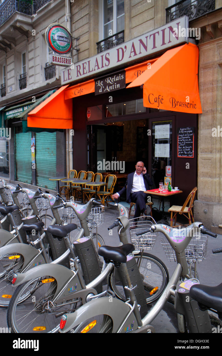 Parigi Francia,9 ° arrondissement,Rue de la Victoire,Velib bike share station,ristorante ristoranti ristorazione caffè caffè, cucina, cibo, caffè, brasserie, Foto Stock