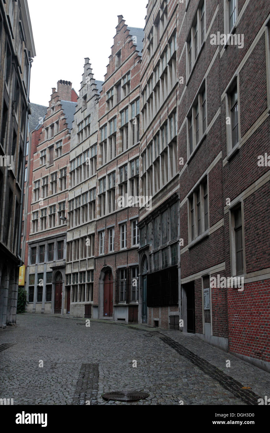 La strada di ciottoli (Kaasstraat) con proprietà torreggianti ad Anversa, in Belgio. Foto Stock