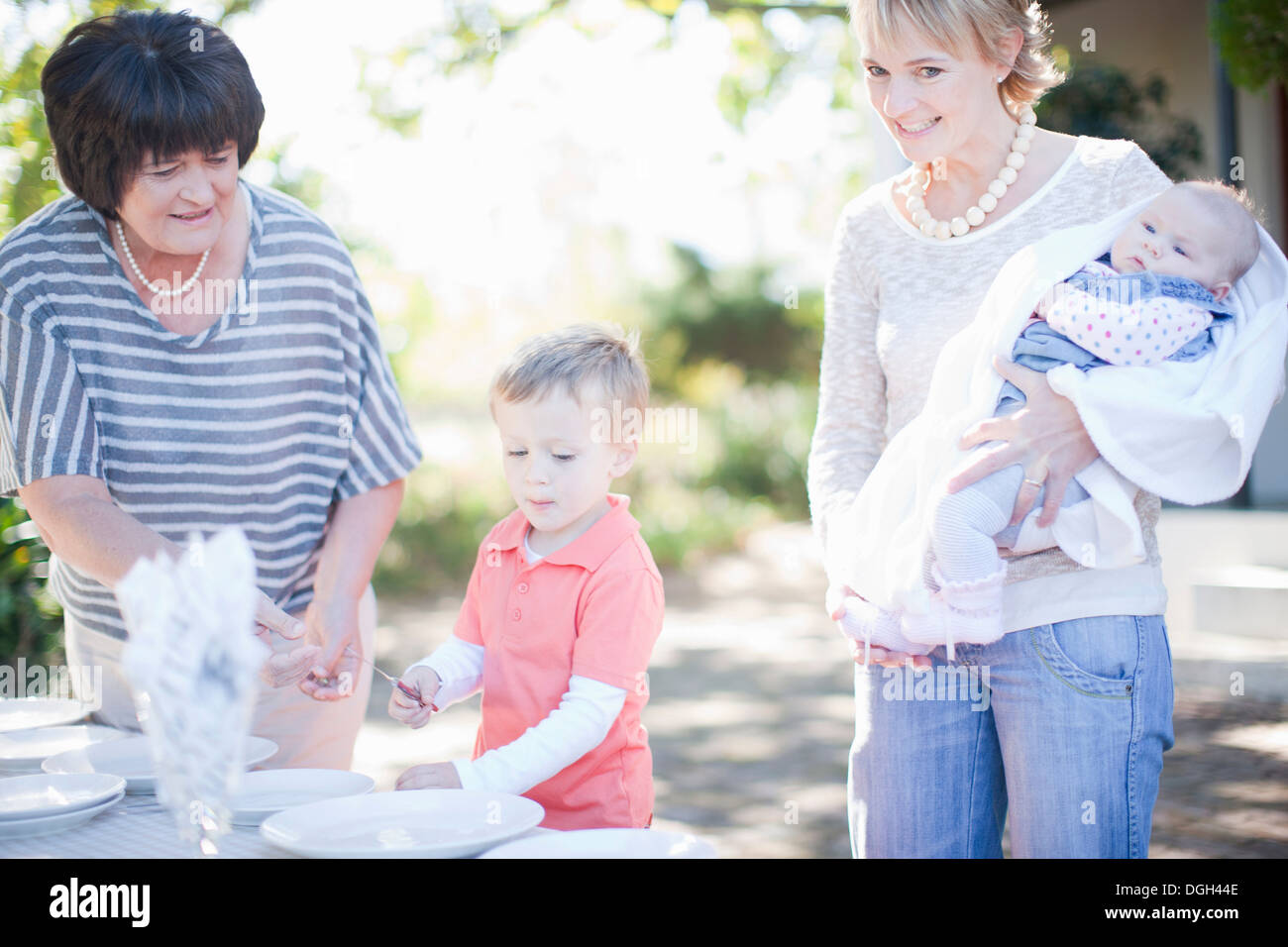 Ambiente familiare con tavolo per la cena all'aperto Foto Stock