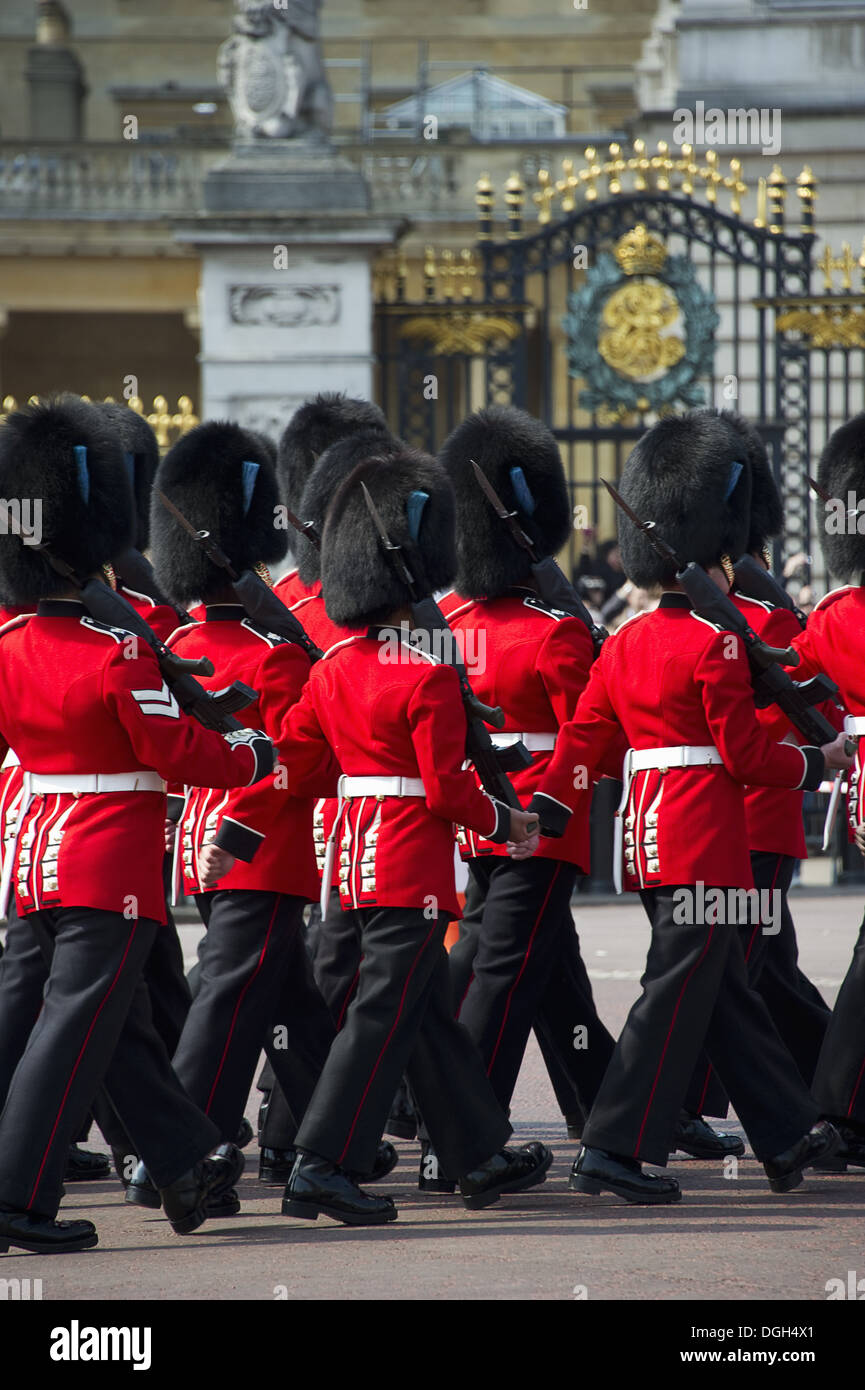 Protezioni irlandese Guardie in uniformi di cerimoniale "Cambio della guardia' fuori Palace Buckingham Palace City of Westminster Foto Stock