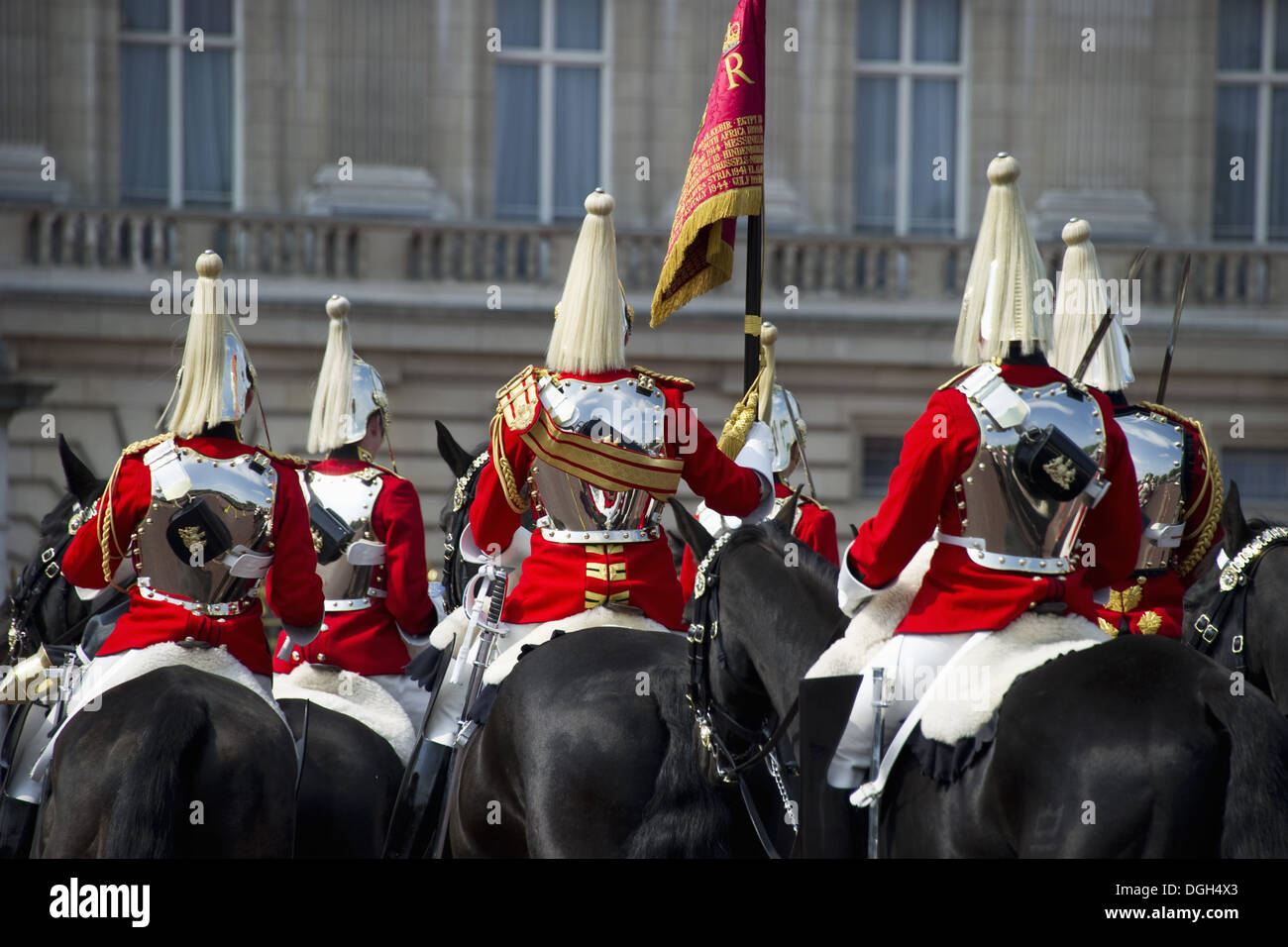 Domestico montato cavalleria troopers in uniformi di cerimoniale "Cambio della guardia' fuori Palace Buckingham Palace città di Foto Stock
