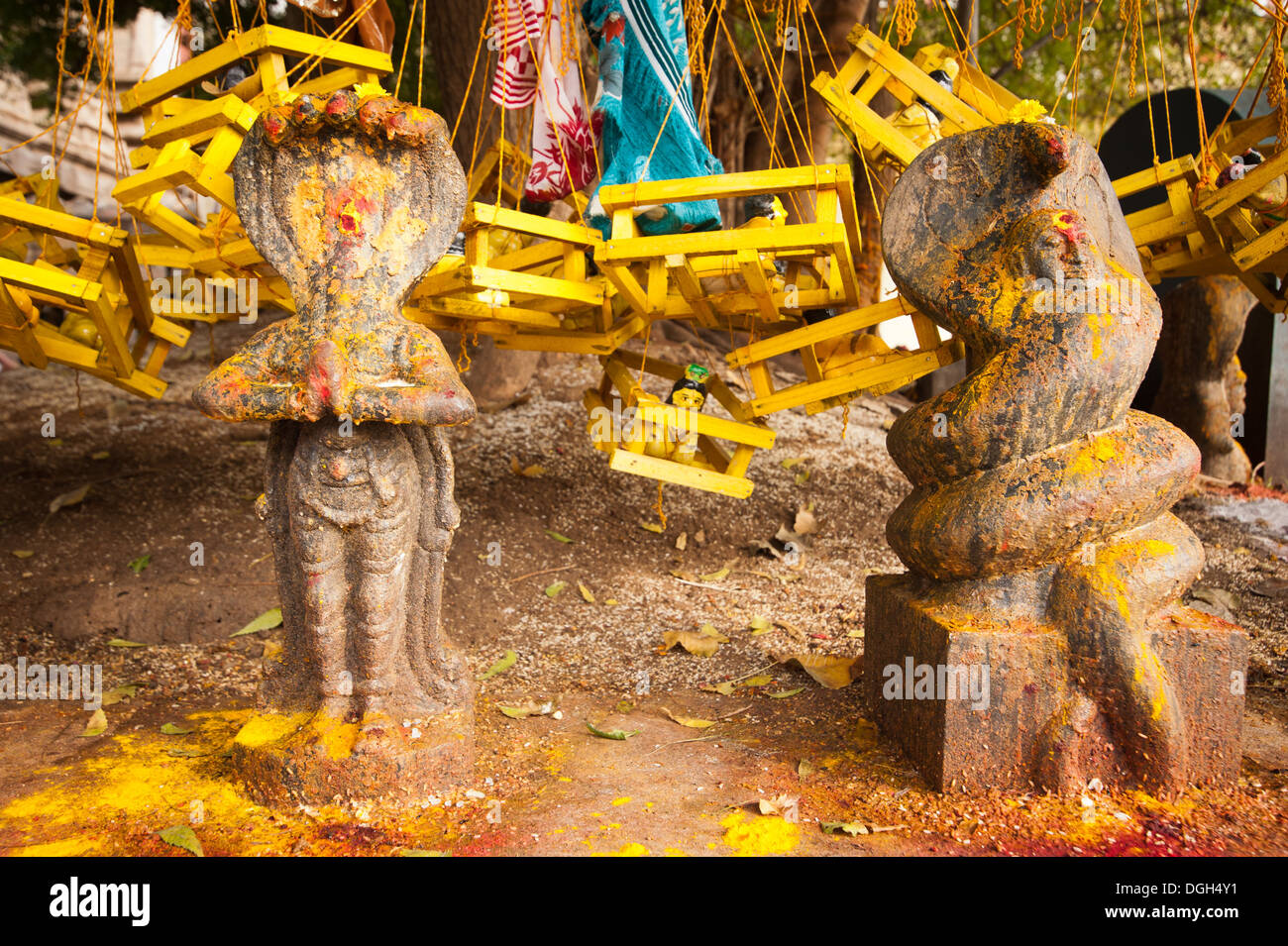 Religiosi indù Idoli di pietra nel tempio con offerte. India del sud, Tamil Nadu Foto Stock