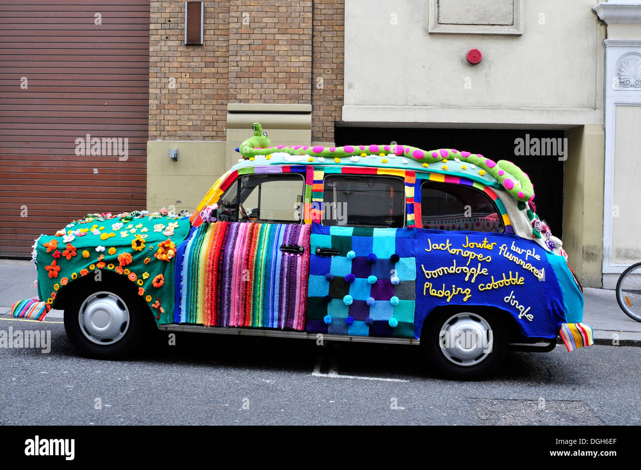 Un taxi a Londra decorata con tappeti colorati e Central London, Regno Unito Foto Stock