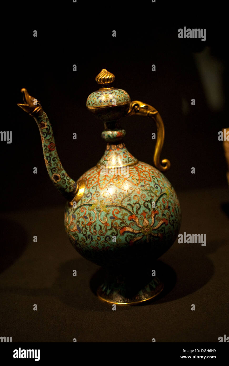 Rame e oro brocca dell'acqua. La Dinastia Qing, Cina. 1600's annuncio. Tesori di culture di tutto il mondo" Foto Stock