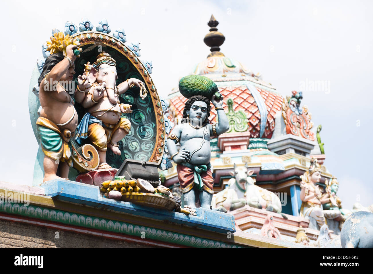Religiosi indù art. Antica statua pantheon di divinità al Temple gopura (torre) facciata. India del sud, Tamil Nadu Foto Stock