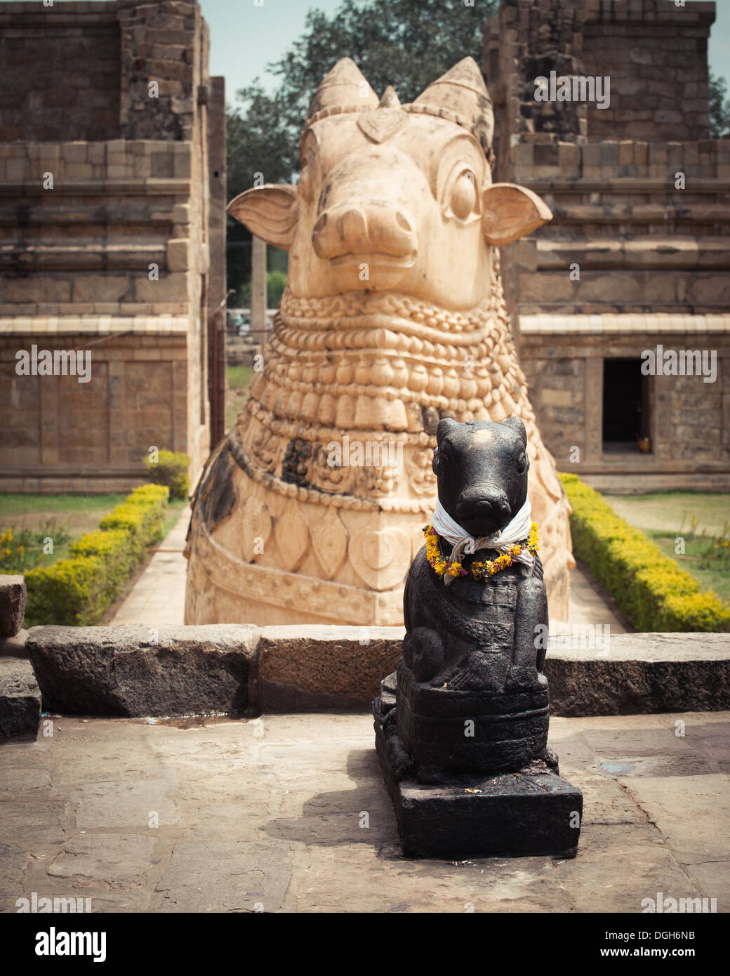 Statua di Nandi Bull davanti Gangaikonda Cholapuram Tempio. India del sud, Tamil Nadu, Thanjavur (Trichy) Foto Stock