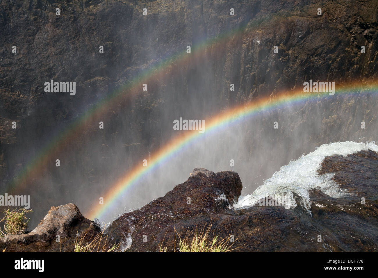 Close up dell acqua e il due volte iridato, Victoria Falls, dal lato dello Zambia, Africa Foto Stock