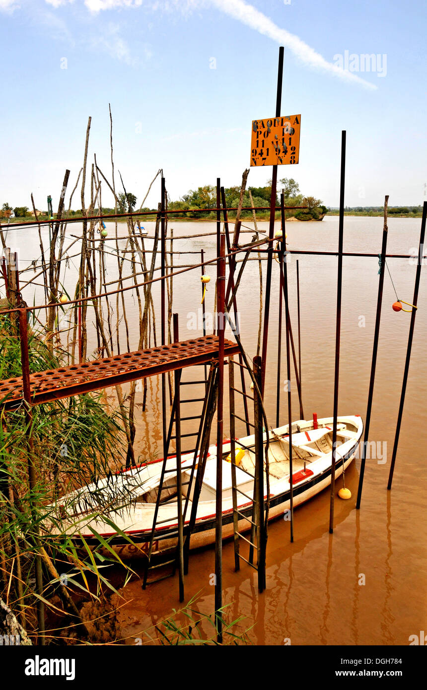 Piccola barca sul fiume di estuario Gironde Medoc Aquitaine Francia Foto Stock