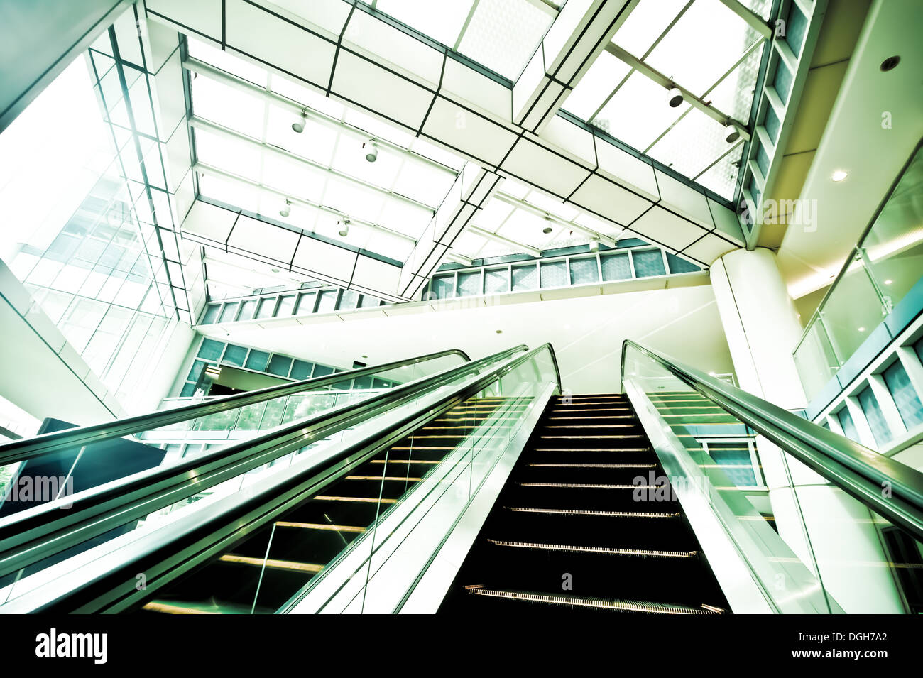 Escalator nel moderno centro business Foto Stock