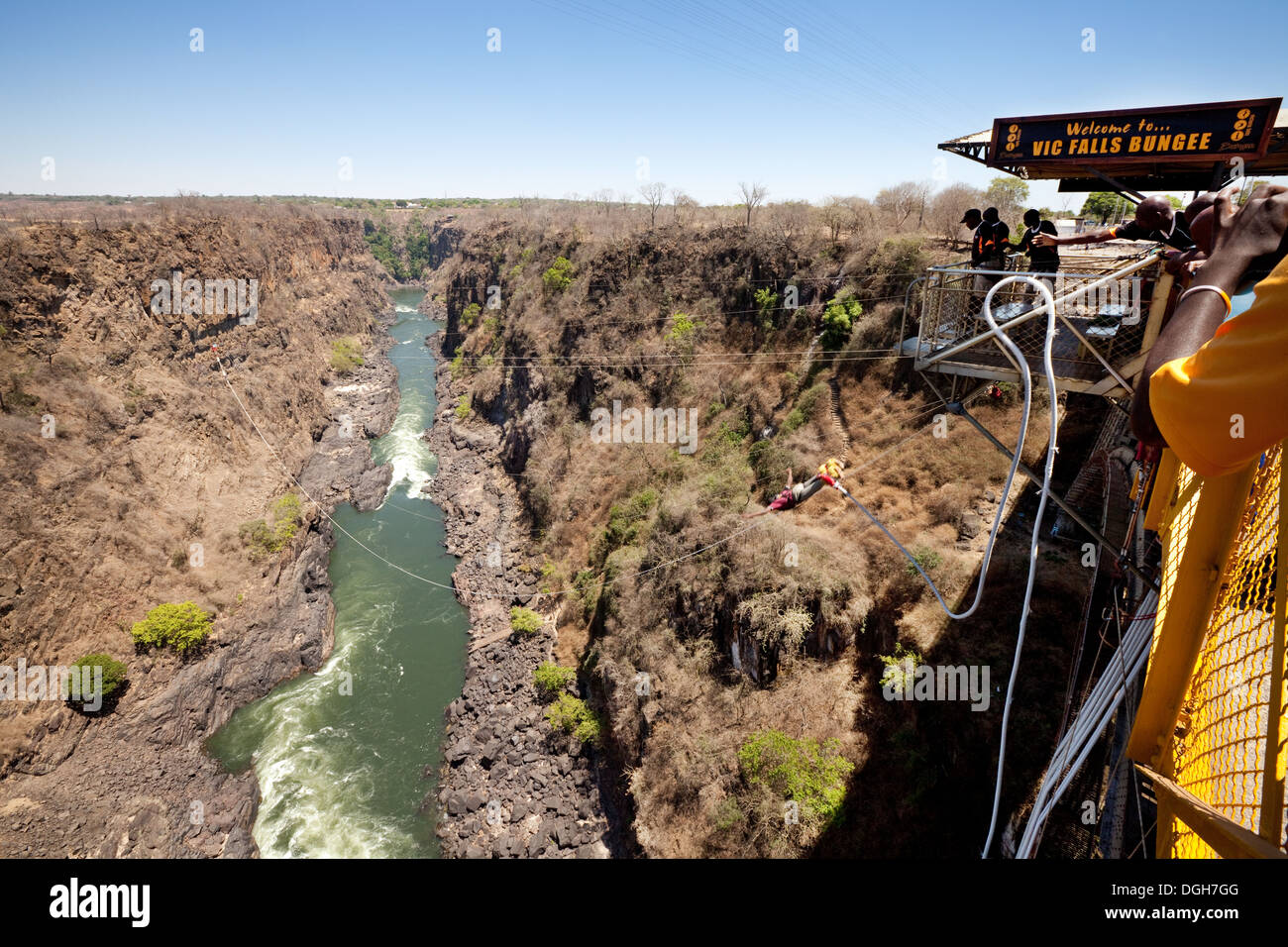 Un ponticello elastico con il bungee jumping dal Victoria falls bridge tra Zambia e Zimbabwe, Africa Foto Stock