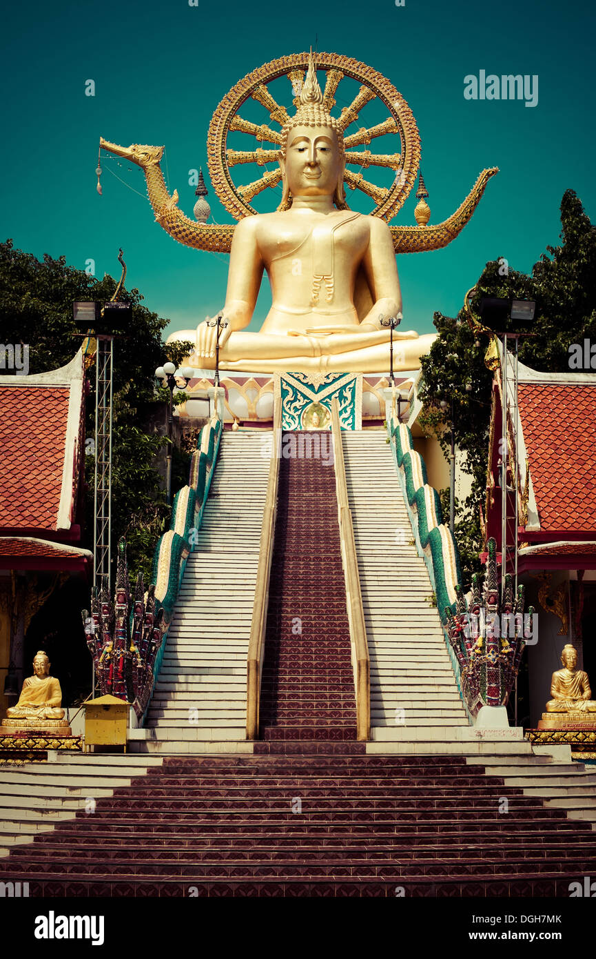 Grande golden statua di Buddha nel Wat Phra Yai Tempio. Koh Samui, Thailandia Foto Stock