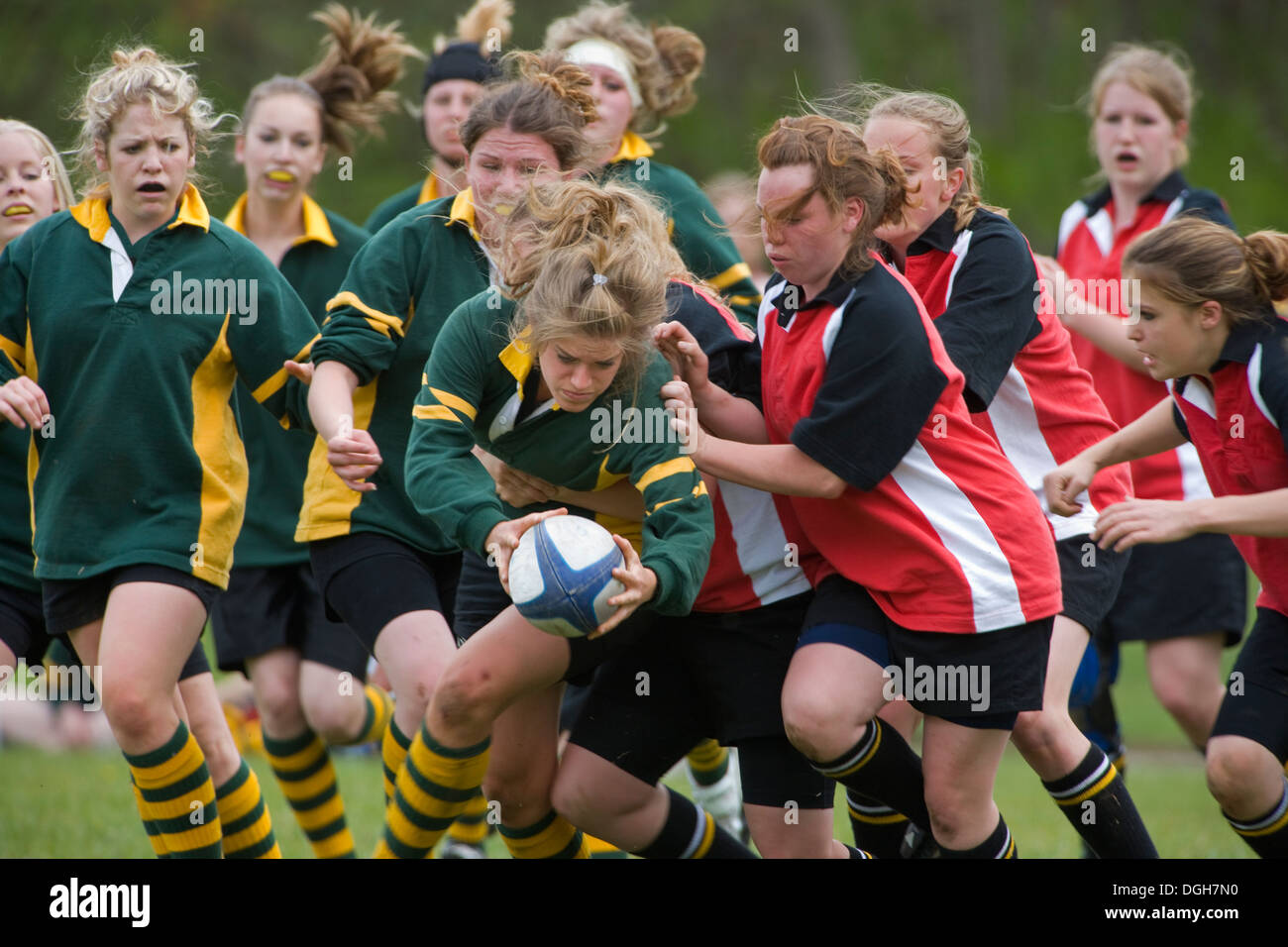 Ragazza cattura palla in gioco di rugby Foto Stock