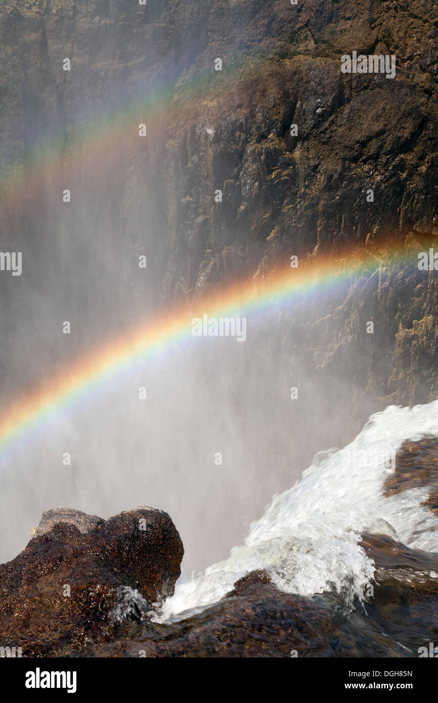Close up dell acqua e il due volte iridato, Victoria Falls, dal lato dello Zambia, Africa Foto Stock
