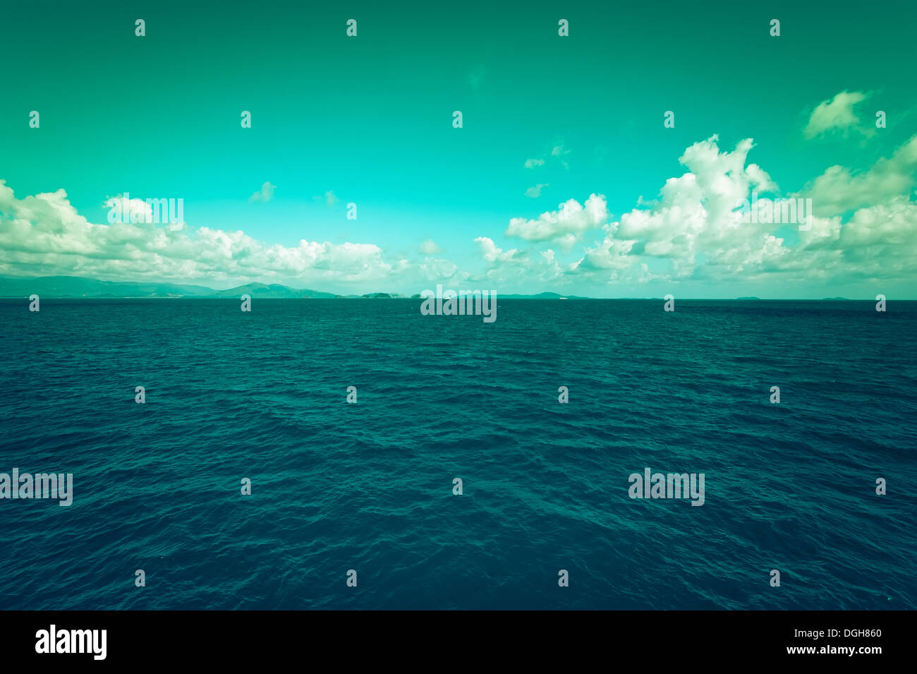 Mare paesaggio con cielo blu e nuvole. Viaggiare in background in stile vintage Foto Stock