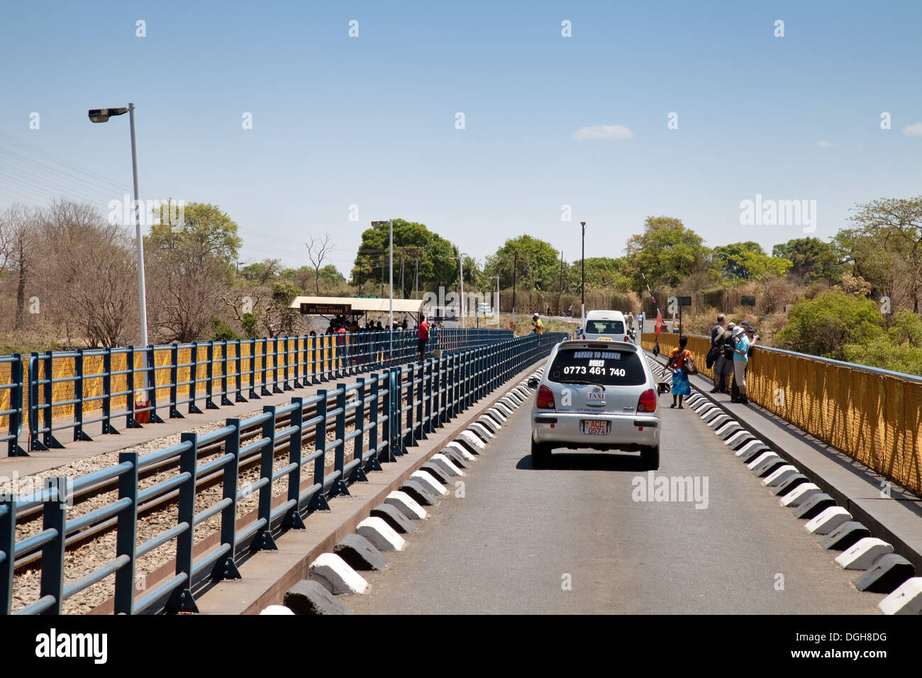 Le vetture in Victoria Falls Bridge sul confine tra Zambia e Zimbabwe, Africa Foto Stock