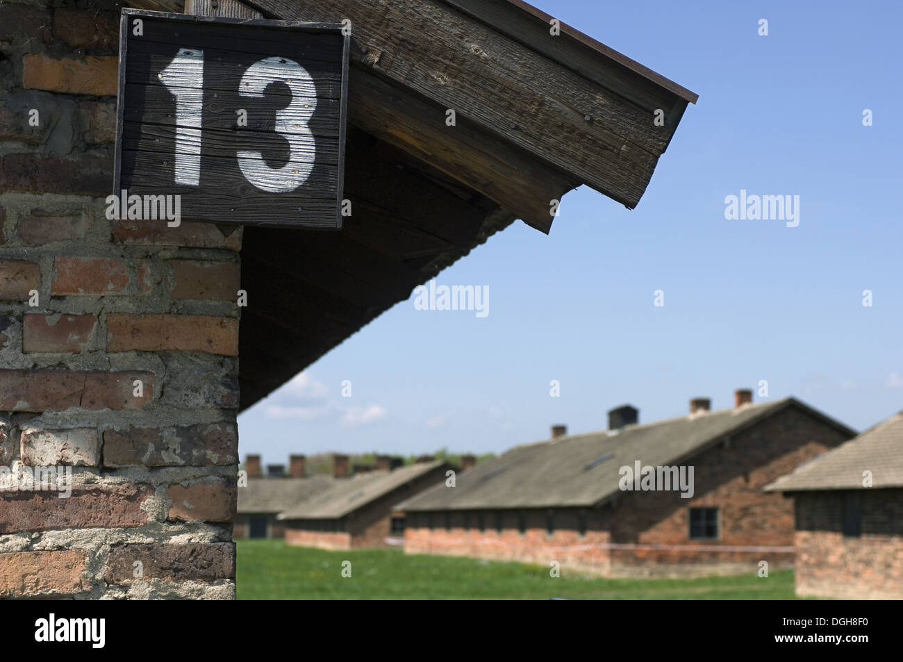 Numero tredici sul prigioniero alloggiamento in concentrat e campo di sterminio di Auschwitz e Birkenau, Polonia Foto Stock