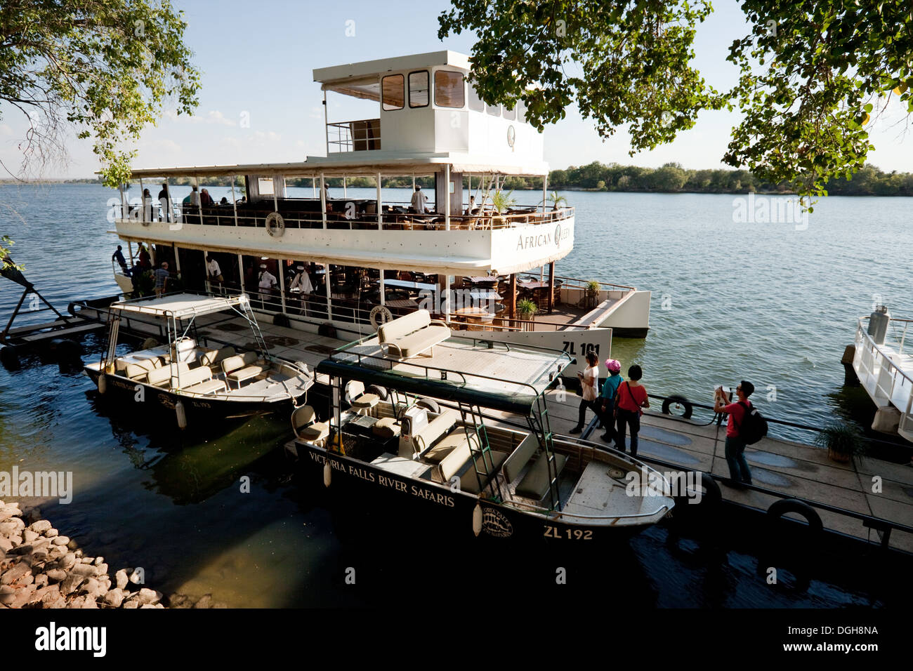 Navi da crociera e le barche per il turismo sul fiume Zambesi, Zambia Africa Foto Stock