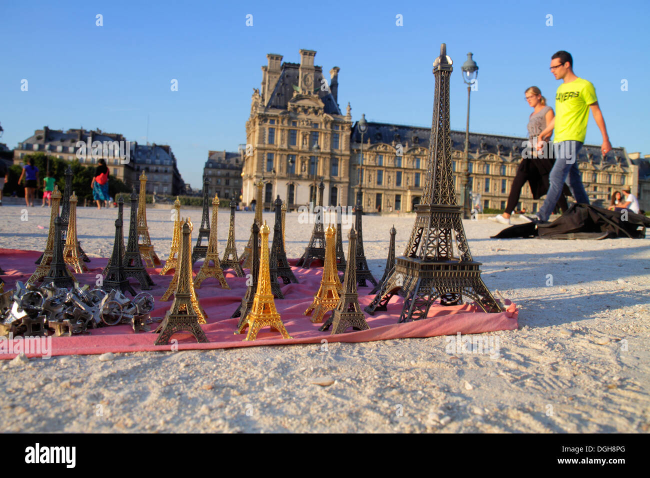 Parigi Francia,1° arrondissement,Place du Carrousel,Museo d'Arte del Louvre,Museo del Louvre,souvenir,regali,souvenir,venditori bancarelle stand Foto Stock