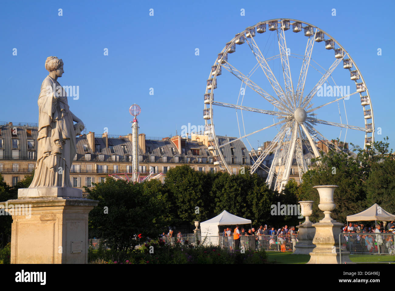 Parigi Francia,8° arrondissement,Giardino delle Tuileries,Jardin des Tuileries,parco,ruota panoramica,la Grande Roue,edifici Haussmann,statua,France130815105 Foto Stock