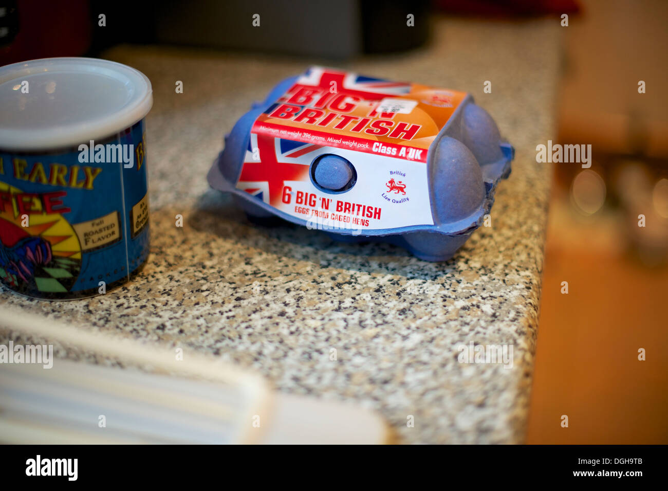 Fresco uova britannica sul bancone della cucina Foto Stock