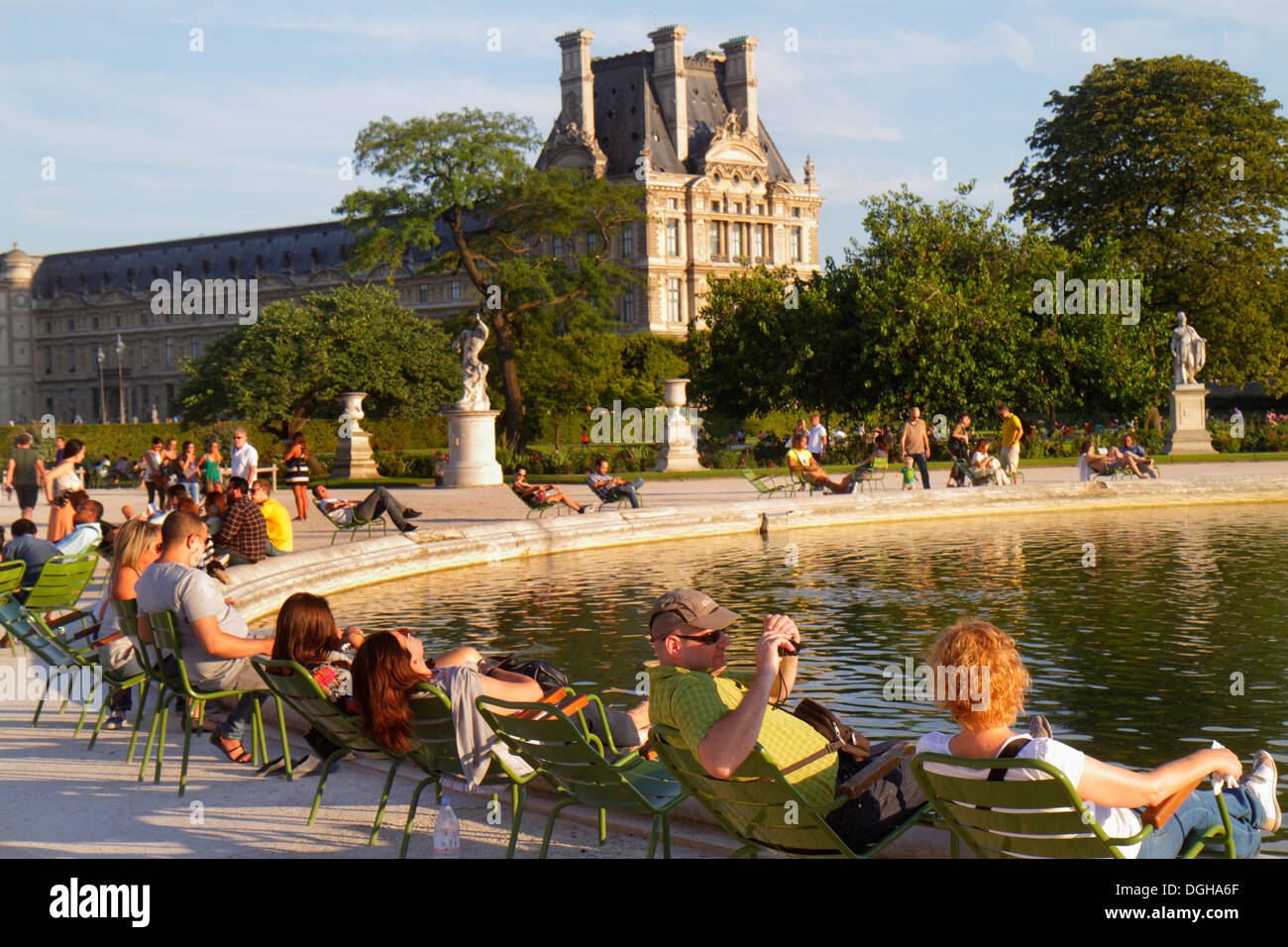 Parigi Francia,8° arrondissement,Giardino delle Tuileries,Jardin des Tuileries,parco,Grand Bassin Rond,Basin,Museo d'Arte del Louvre,Museo del Louvre,Fontana,r Foto Stock