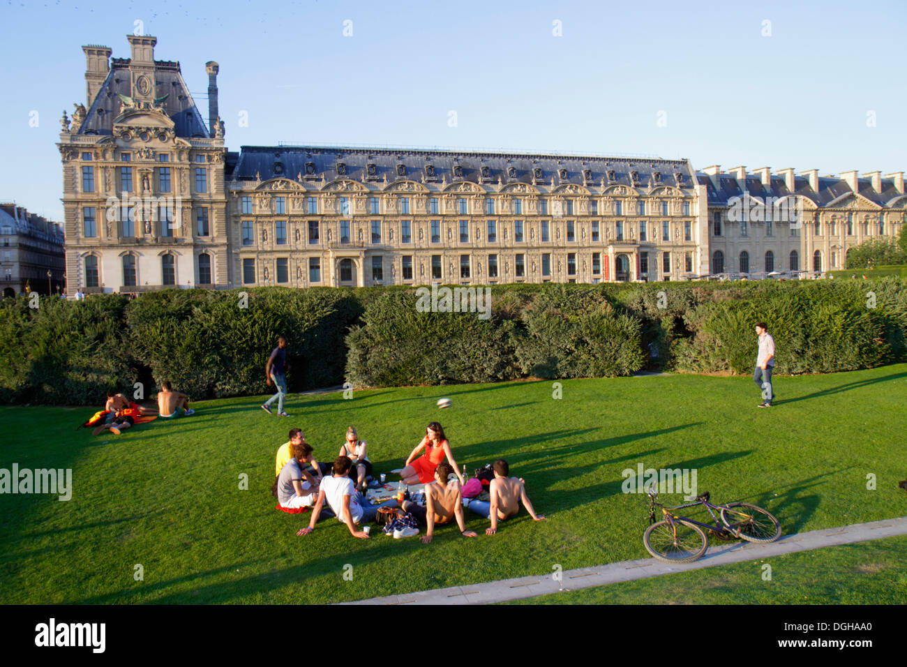 Parigi Francia,1° arrondissement,Place du Carrousel,Museo d'Arte del Louvre,Museo del Louvre,esterno,uomo uomo maschio,adulto,adulti,donna donna donna donna donna wo Foto Stock