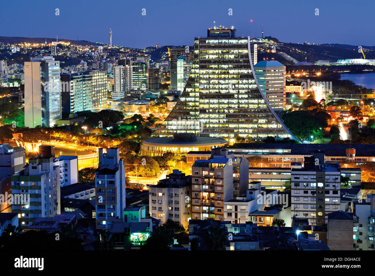 Il Brasile, Rio Grande do Sul: orologio notturno panorama sui tetti della capitale dello stato del Porto Alegre Foto Stock