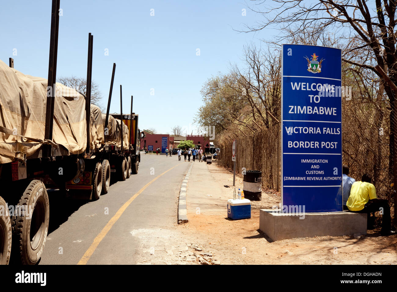 Autocarri che attraversano il confine con lo Zimbabwe dallo Zambia presso il Victoria Falls posto di frontiera, Zimbabwe Africa Foto Stock