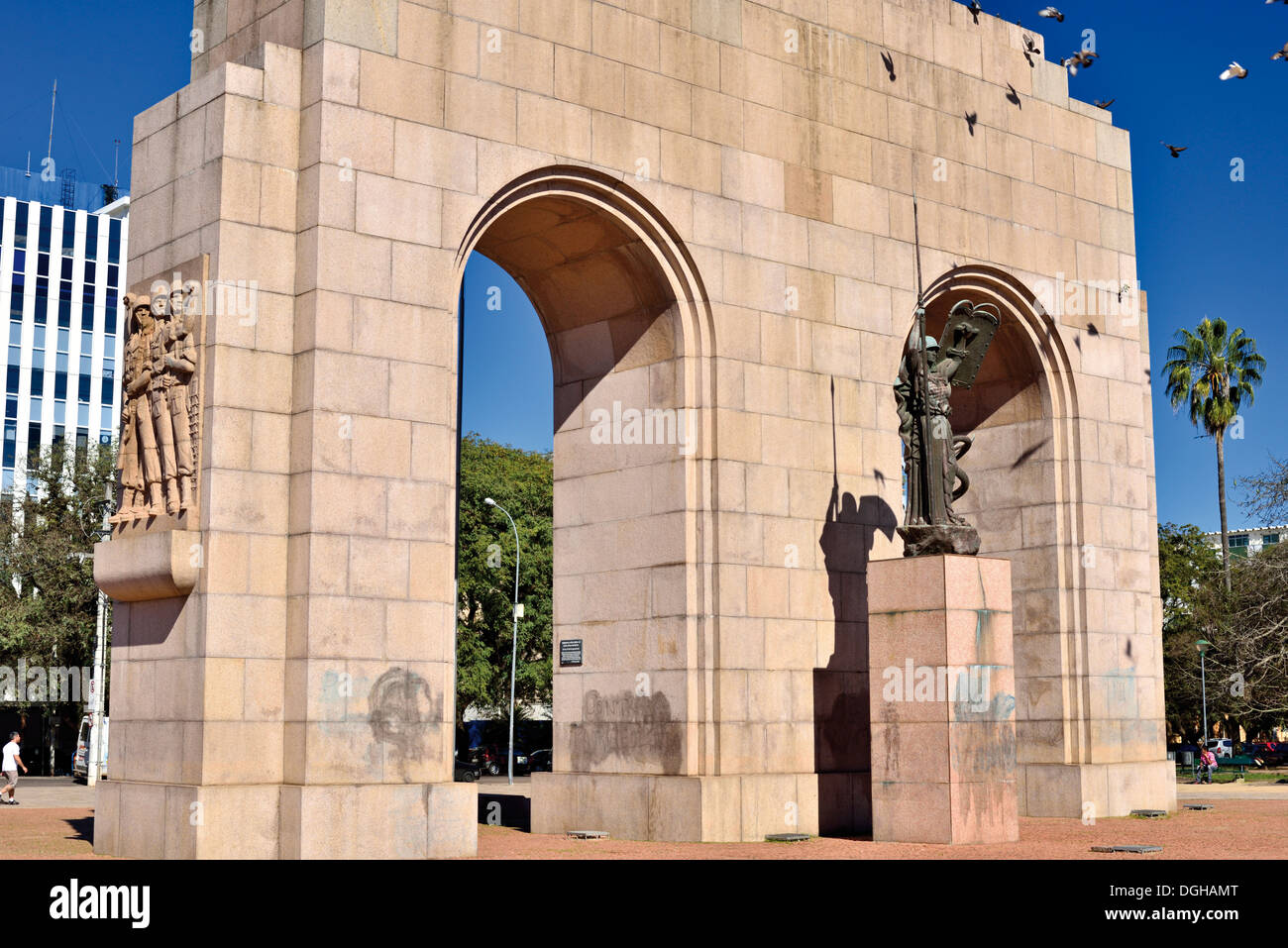 Il Brasile, Porto Alegre: Storico arco di trionfo 'Monumento ao Expedicionario' alla città di Farroupilha Park Foto Stock
