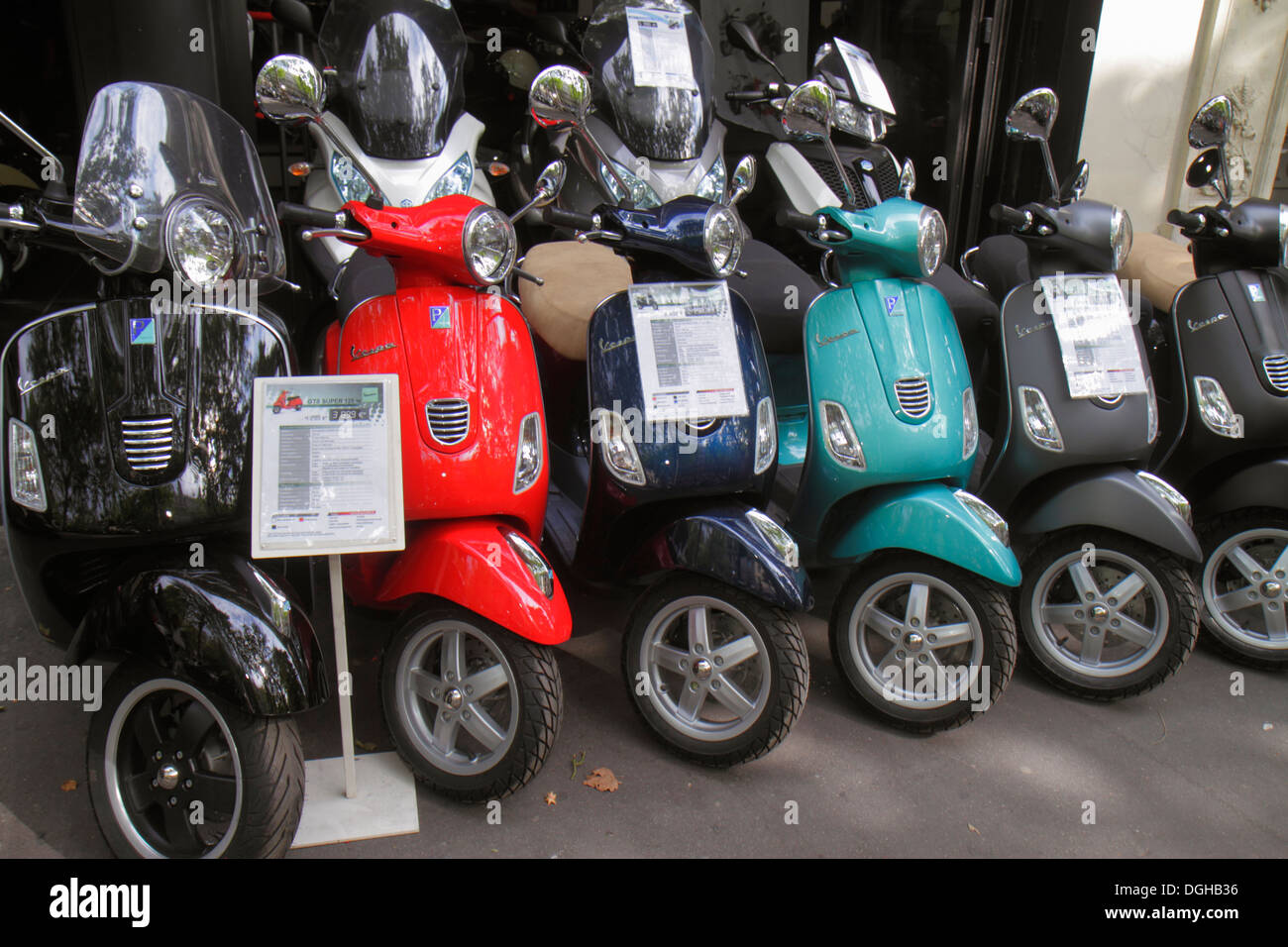 Parigi Francia,4° arrondissement,Boulevard de Sébastopol,scooter,vendita,nuovi,espositori Vespa,France130816039 Foto Stock