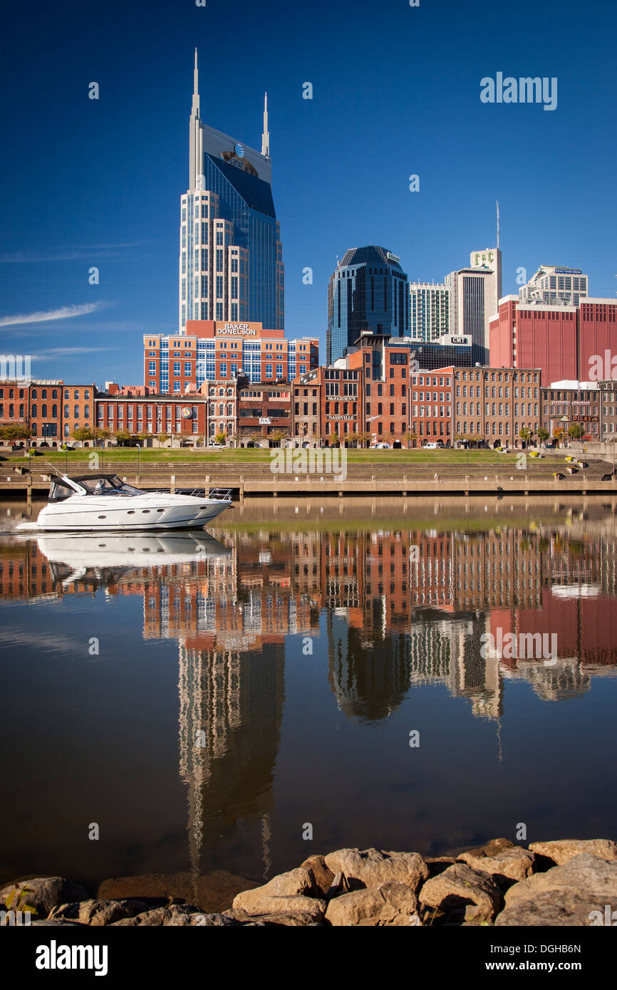 La mattina presto escursione in barca sul fiume Cumberland nel centro di Nashville, Tennessee, Stati Uniti d'America Foto Stock