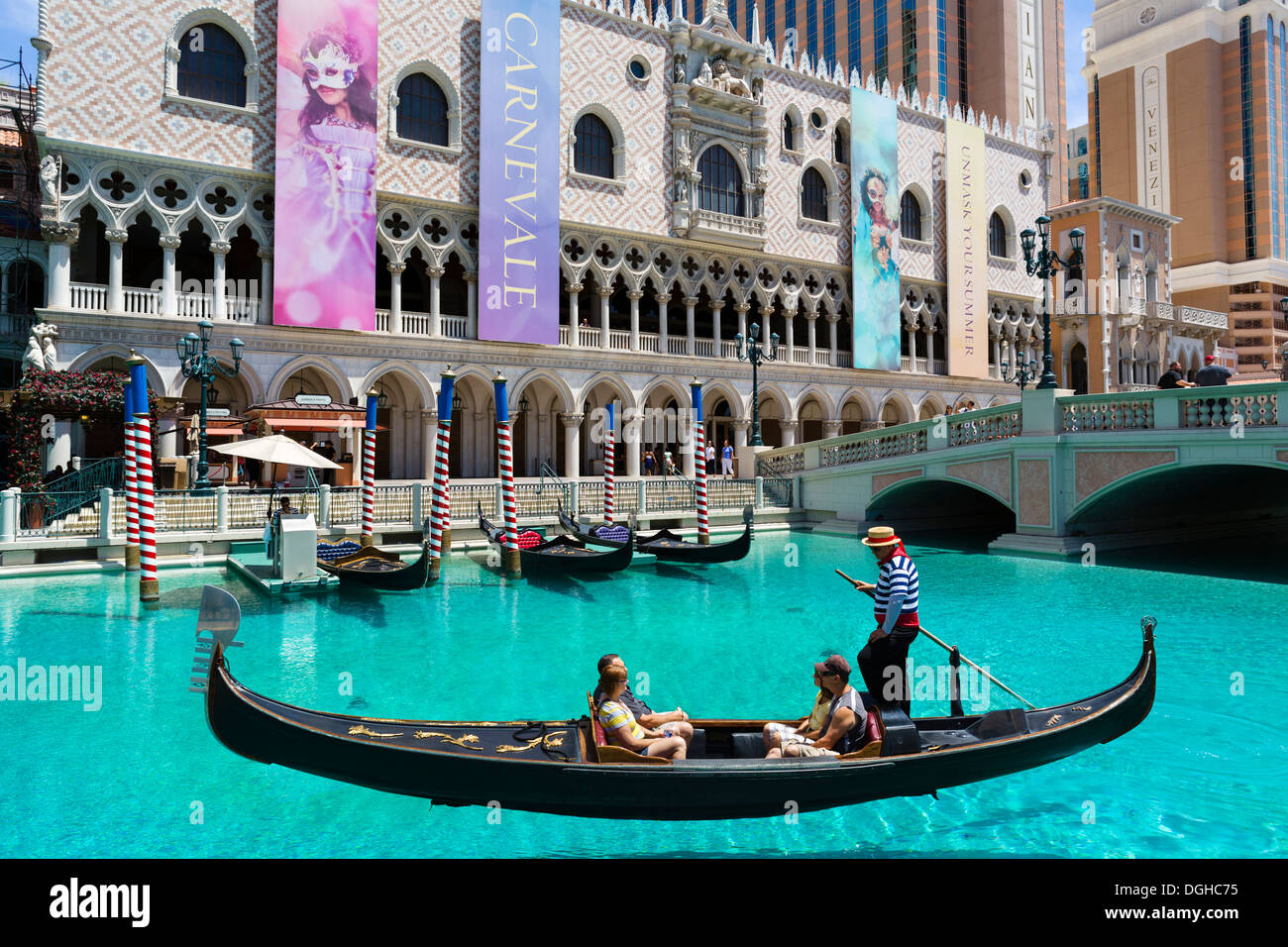 Gondola sul Canal Grande al Venetian hotel e casinò di Las Vegas Boulevard South, Las Vegas, Nevada, STATI UNITI D'AMERICA Foto Stock