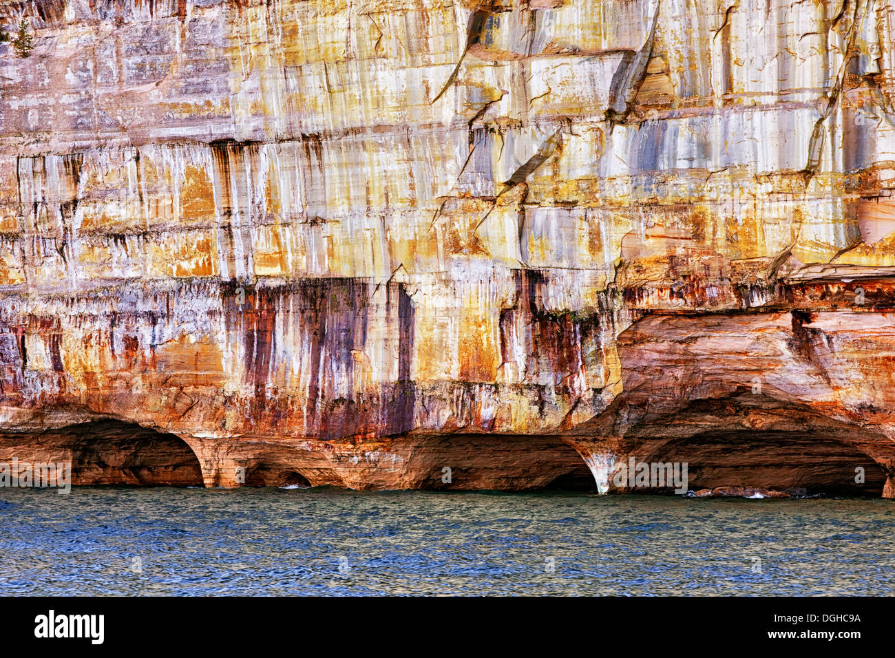 Naturalmente formata grotte tra le scogliere di arenaria a Pictured Rocks National Lakeshore nella Penisola Superiore del Michigan.. Foto Stock